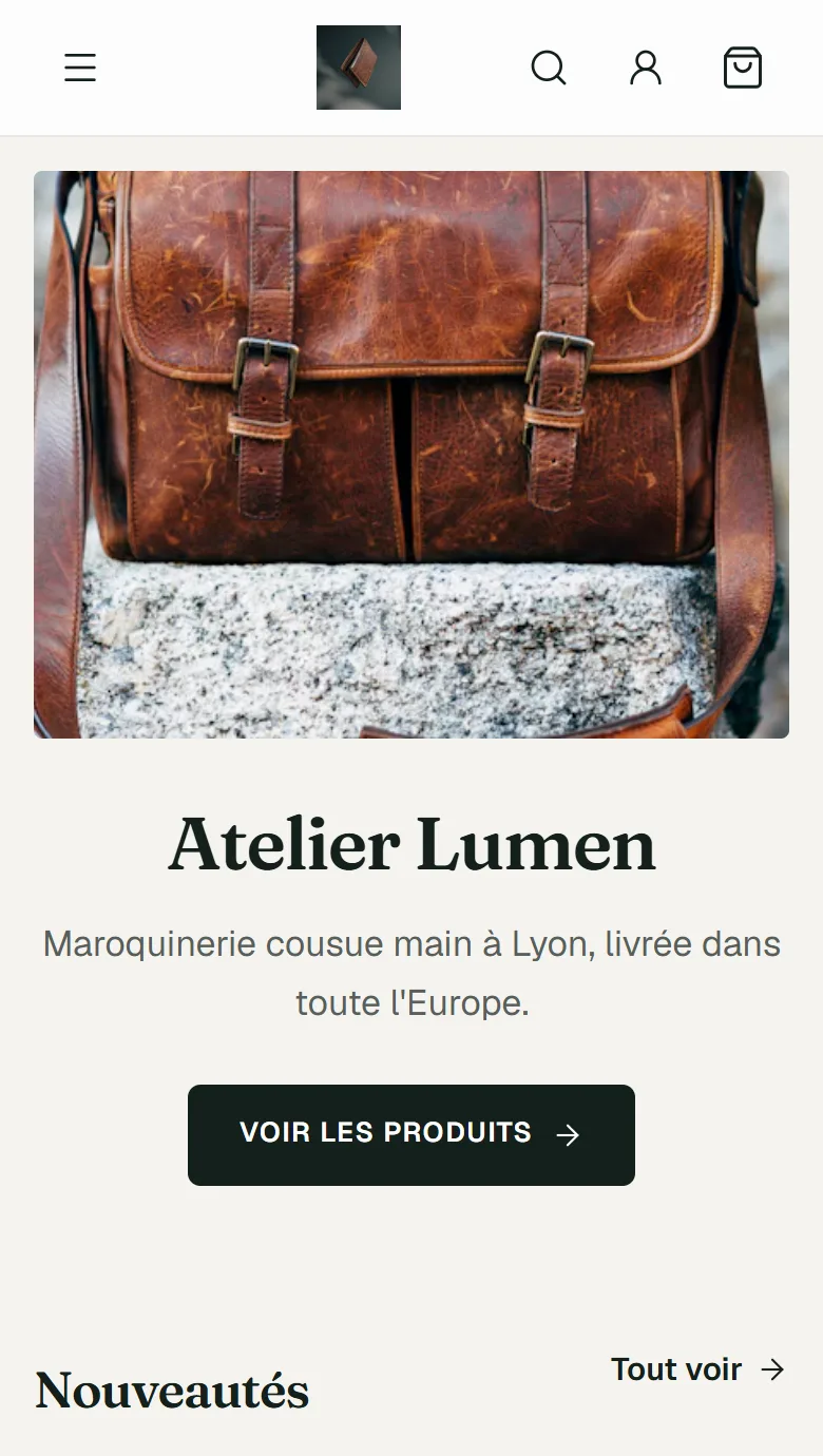 Page d'accueil d'une boutique Boutora sur mobile : bannière plein cadre, nom de la boutique et bouton vers le catalogue.
